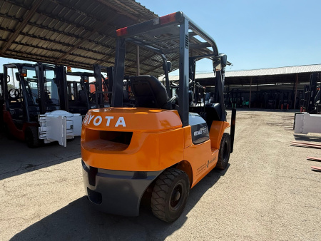 ВИЛОЧНЫЙ ПОГРУЗЧИК TOYOTA 7FGL25