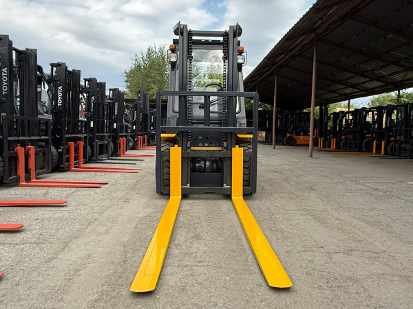 ВИЛОЧНЫЙ ПОГРУЗЧИК KOMATSU FD30T