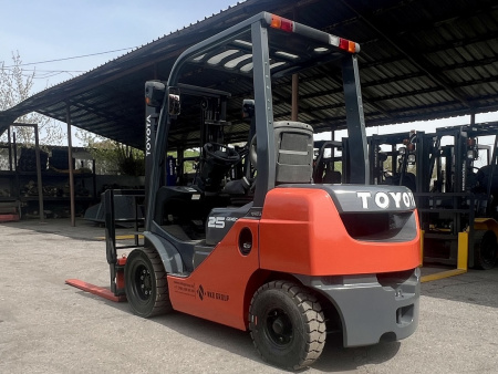 Вилочный погрузчик TOYOTA 02-8FG2