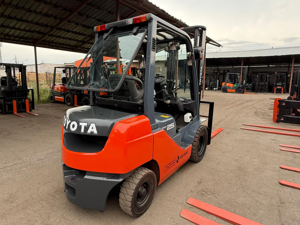 ВИЛОЧНЫЙ ПОГРУЗЧИК TOYOTA 02-8FG20