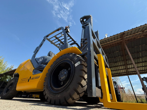 ВИЛОЧНЫЙ ПОГРУЗЧИК KOMATSU FD30T